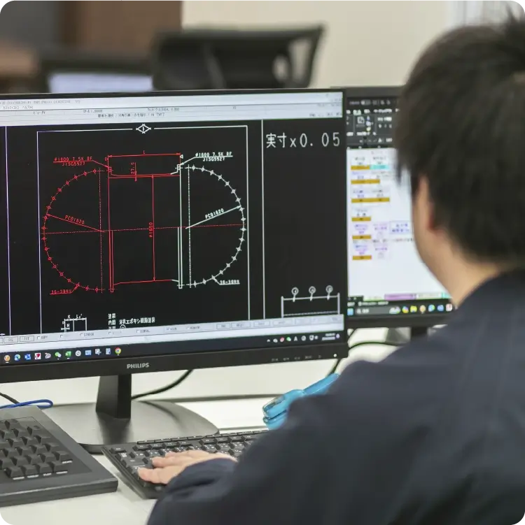 先輩社員がCADで図面を作図する様子